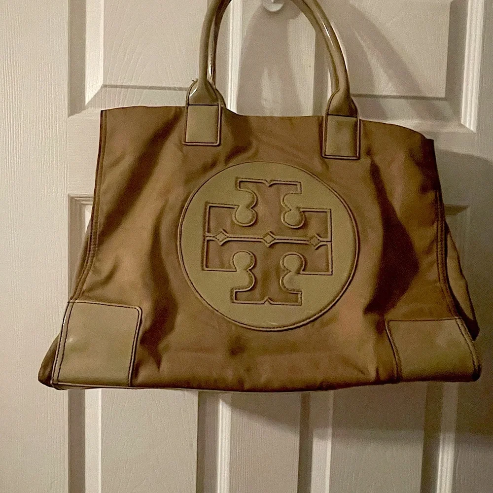 Tory Burch tote in grey🩶 (gift 🎁 included)